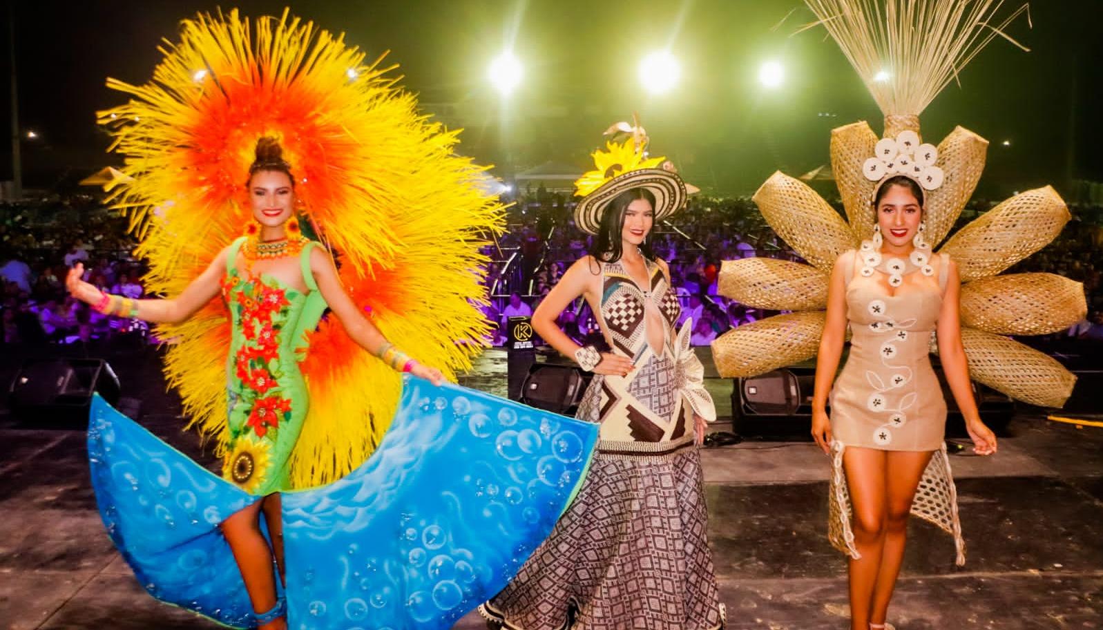 Participantes del concurso al mejor traje artesanal en las Fiestas del 20 de Enero.