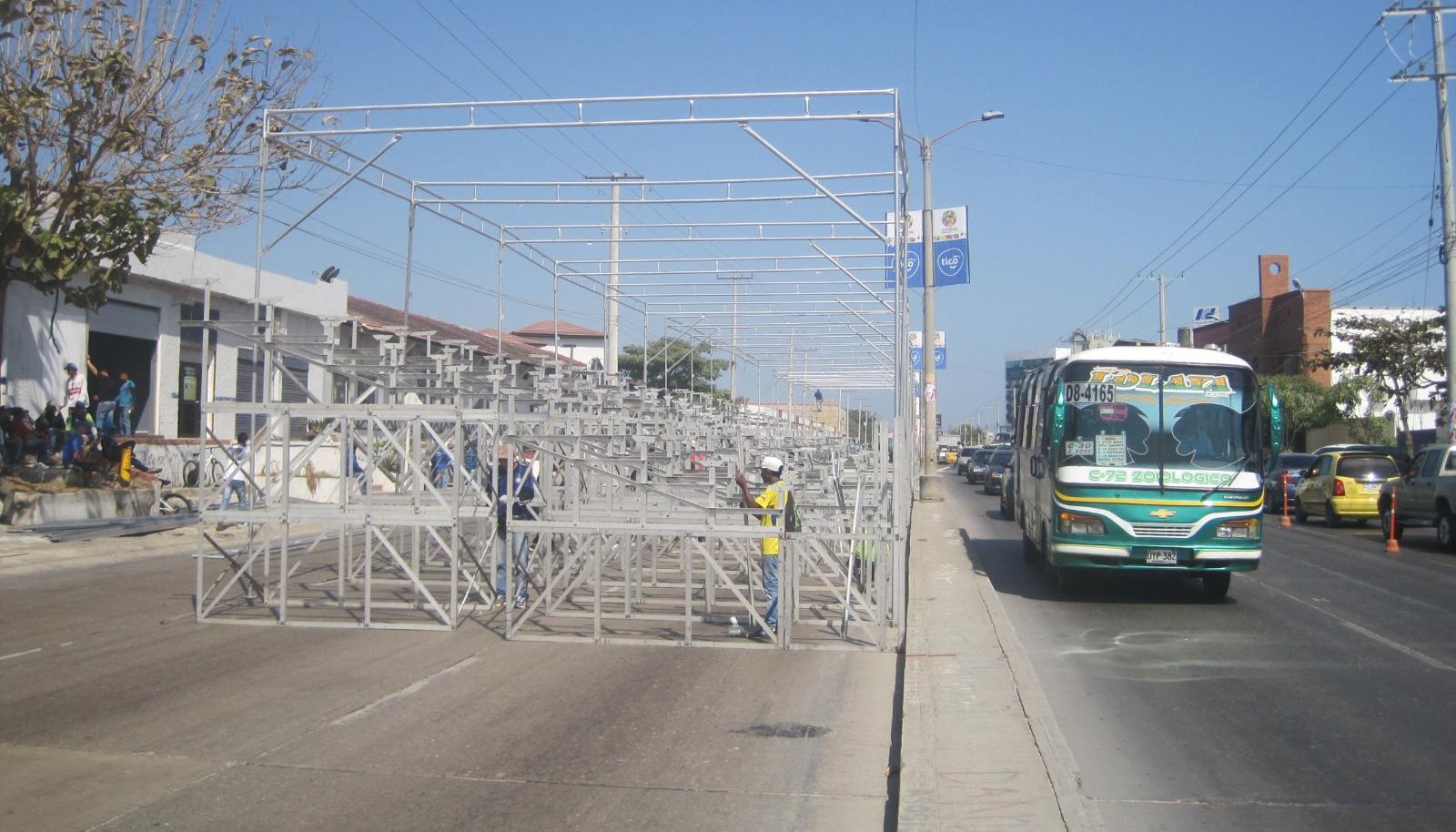 Montaje de palcos en la Vía 40.