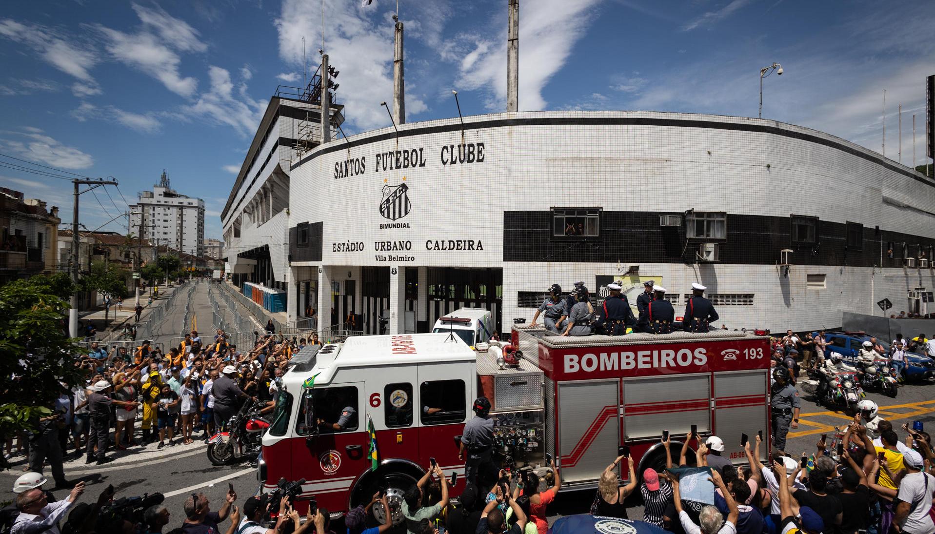 El cortejo fúnebre de Pelé partió del estadio Vila Belmiro de Santos.