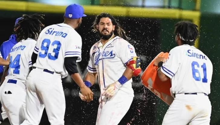 Jorge Alfaro es felicitado por sus compañeros del Licey.