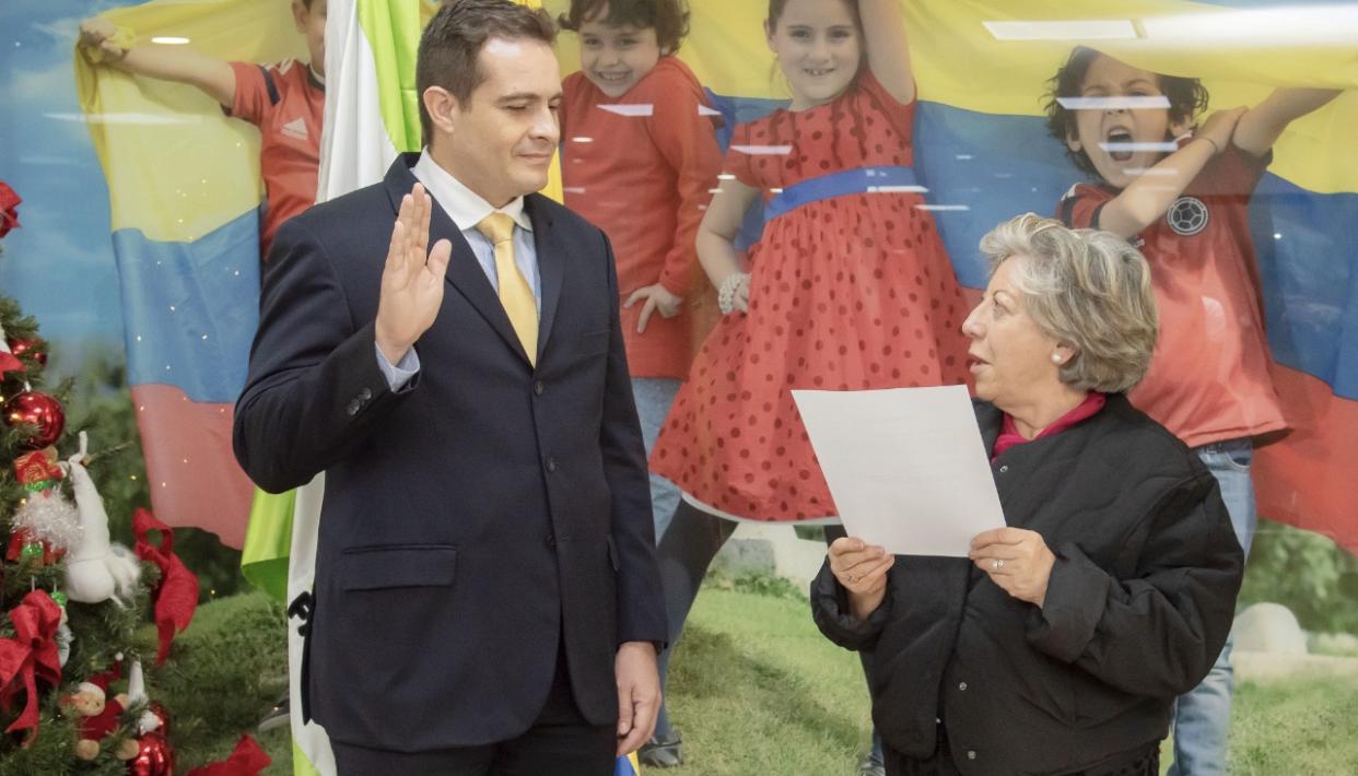 Álvaro Manuel González Hollman asumió ante la directora del ICBF, Concepción Baracaldo.