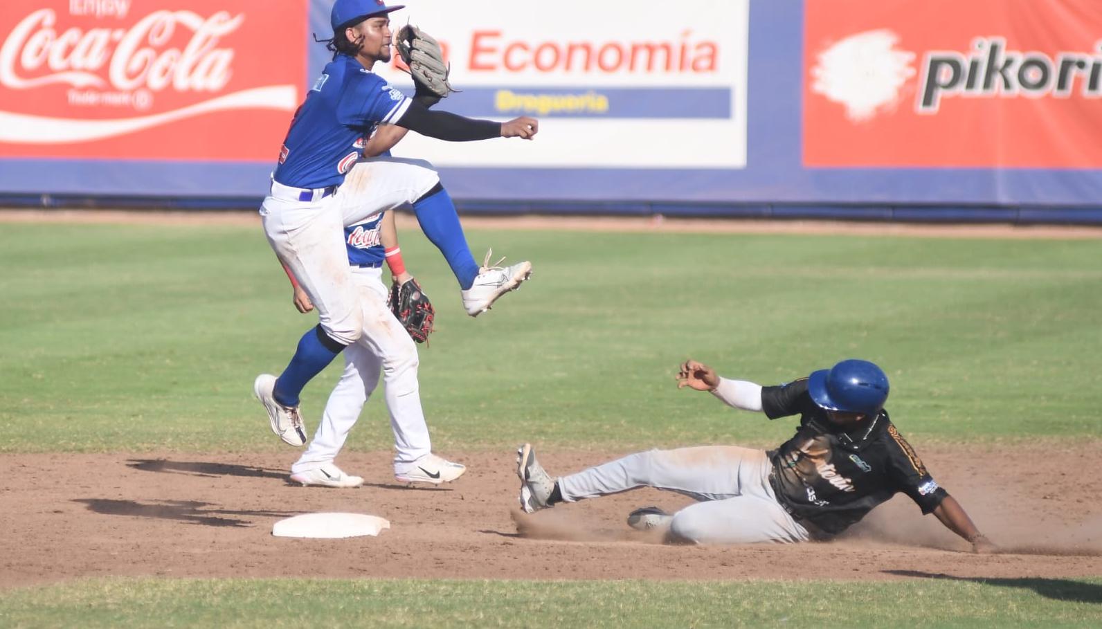 Carlos Arroyo pone out en segunda a un corredor de Vaqueros.