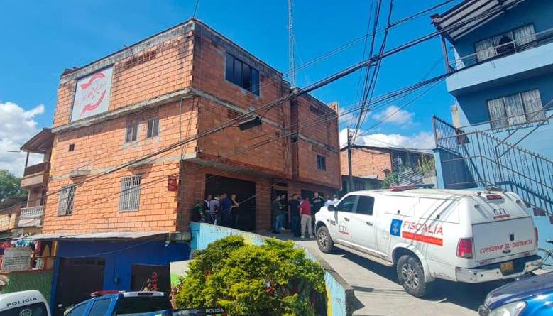 En el tercer piso de esta vivienda fueron hallados los cuerpos de dos hombres y una mujer.