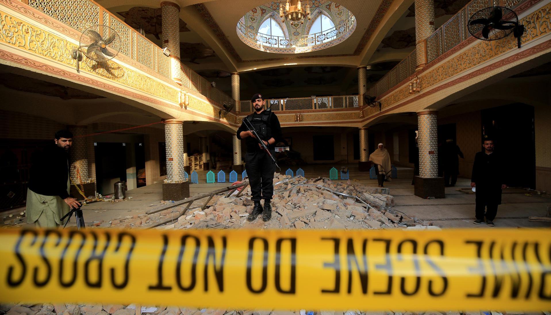 Un policía monta guardia en el interior de la mezquita en Peshawar, tras un ataque suicida.