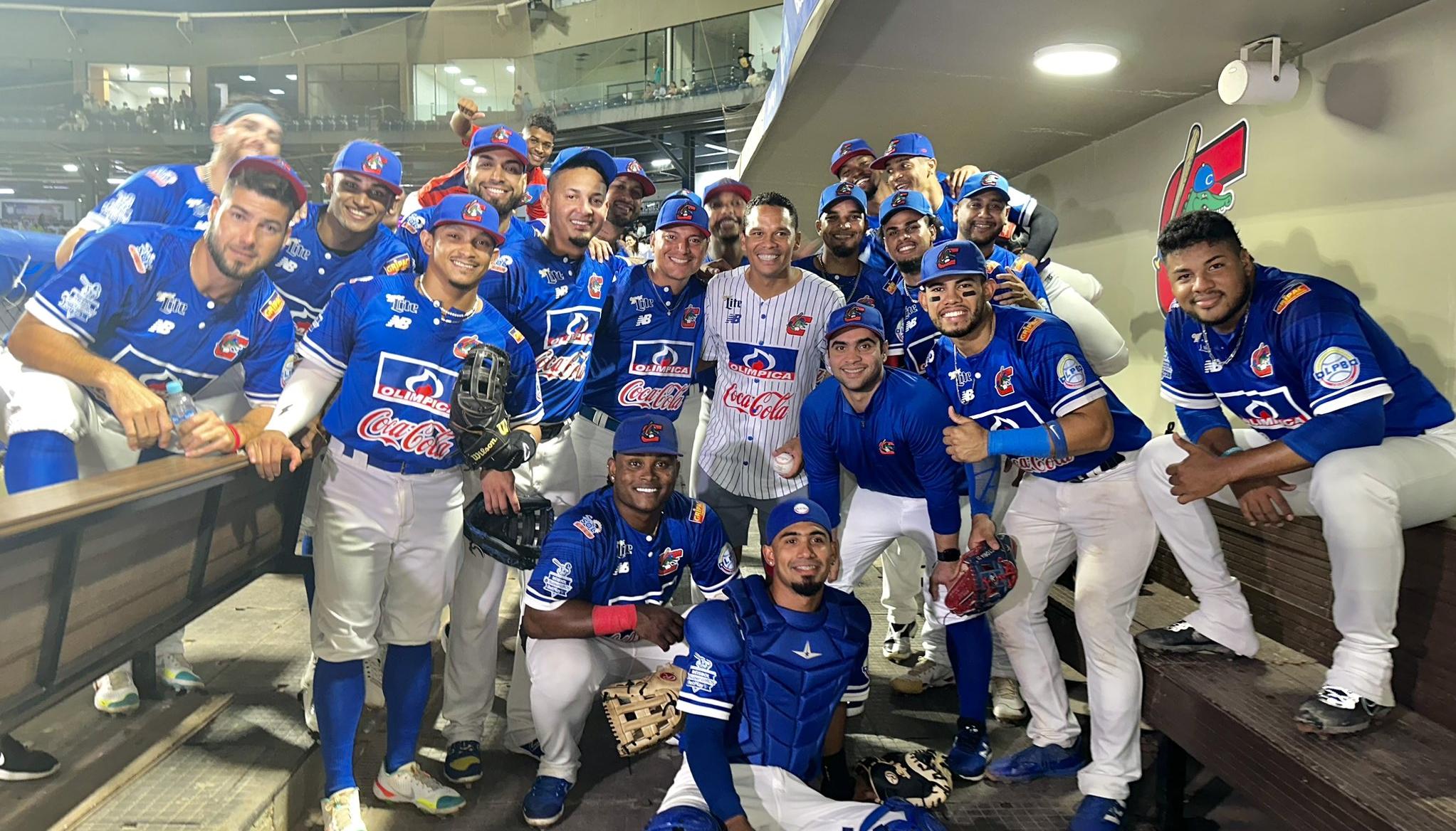 Carlos Bacca posó con los Caimanes antes del juego contra Vaqueros.