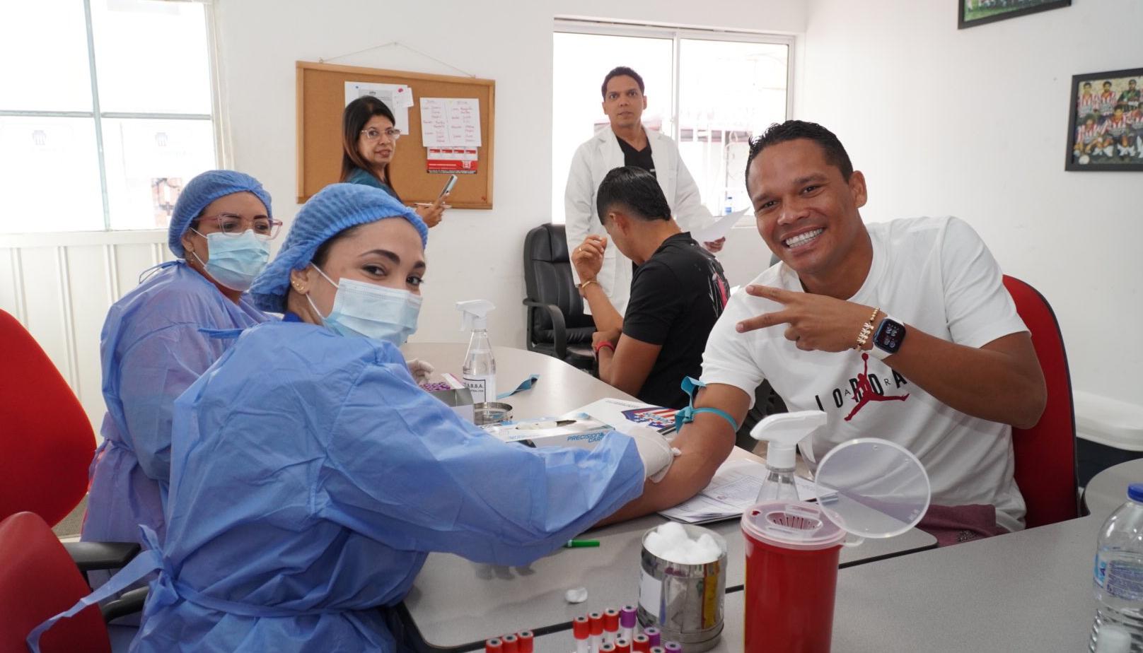 Carlos Bacca cumpliendo con las pruebas de laboratorio.