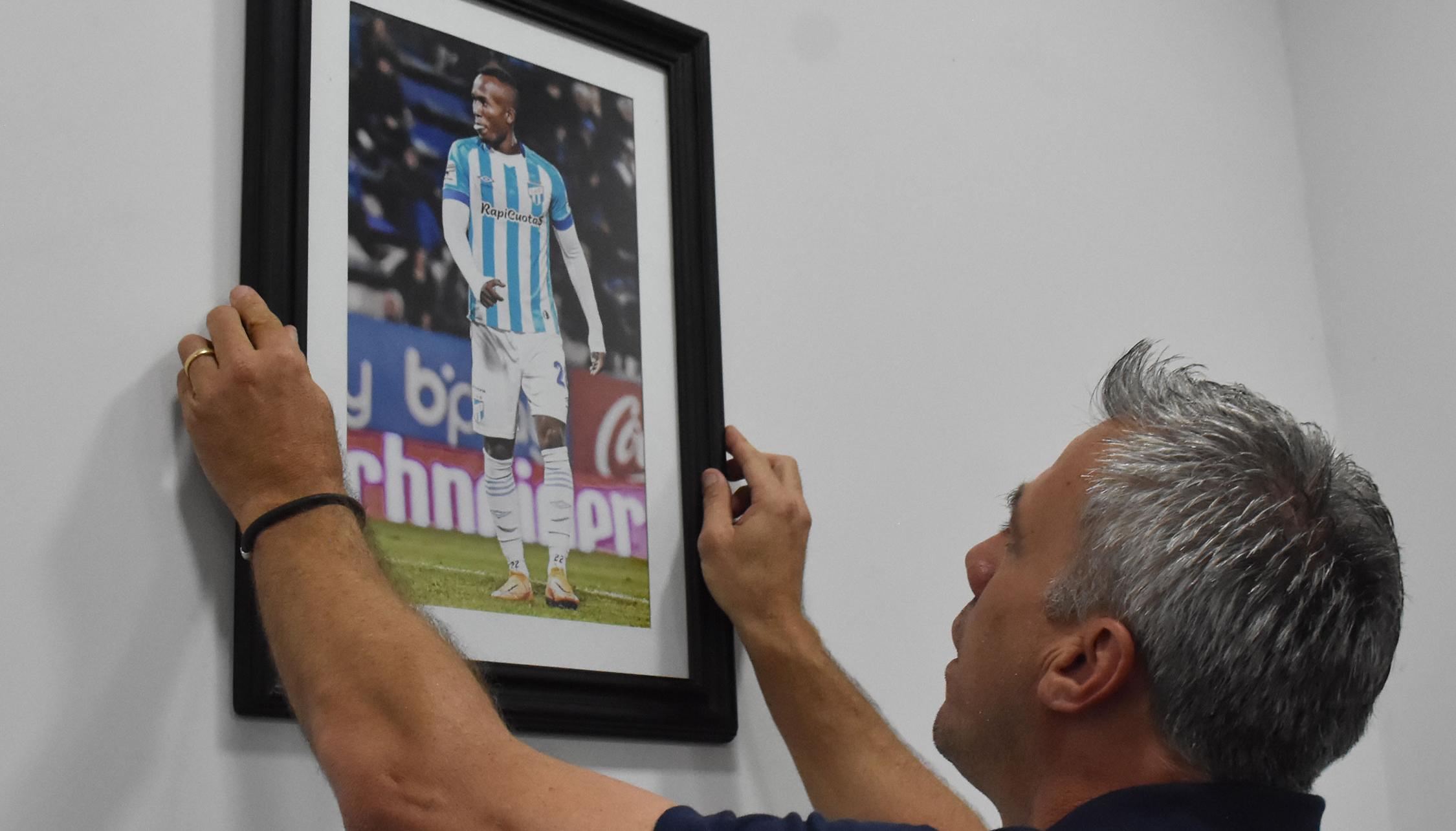 El técnico Lucas Pusineri colocó el cuadro con la foto de Balanta en el hall del estadio.