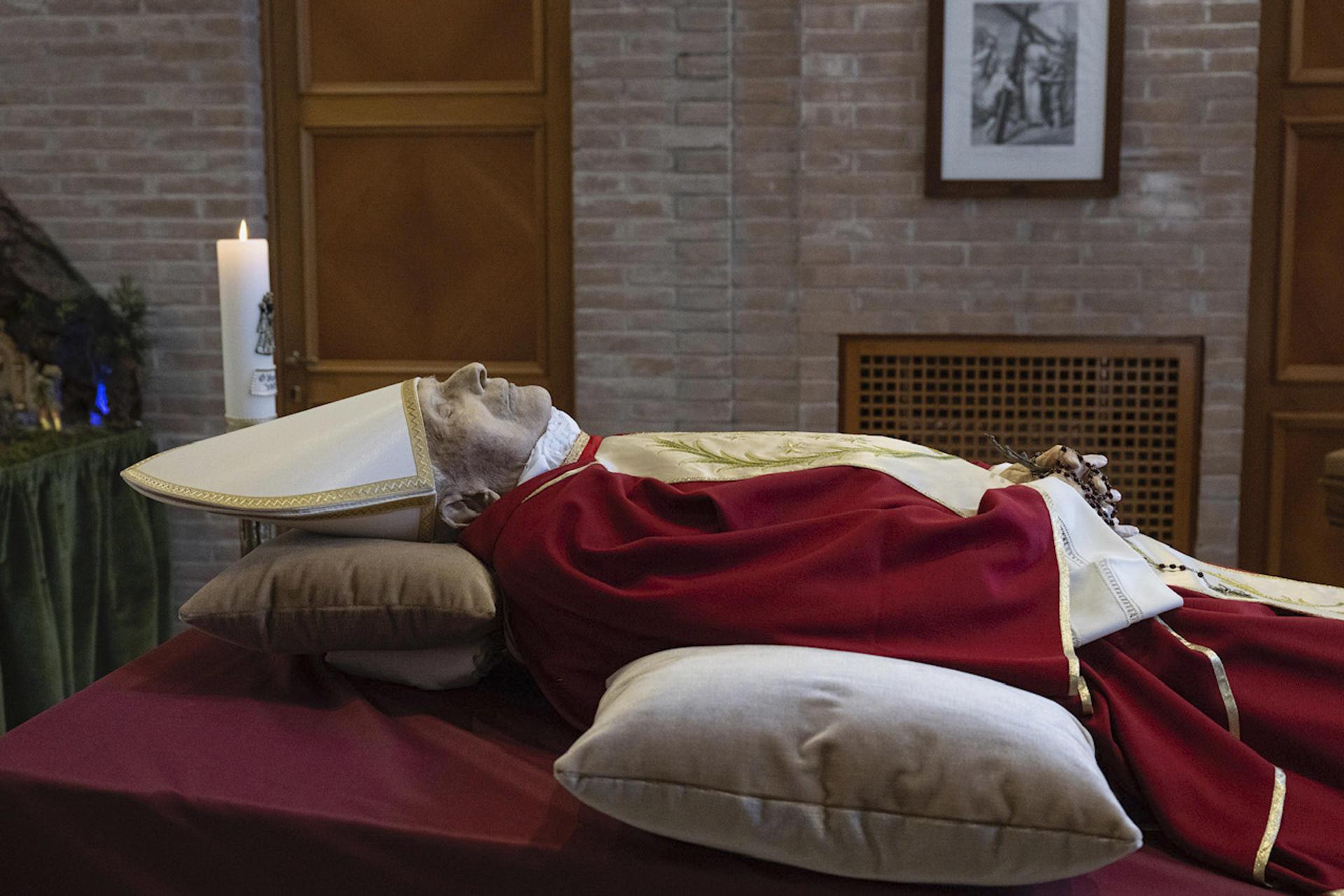 Los restos de Benedicto erán expuestos desde lunes en la basílica de San Pedro.