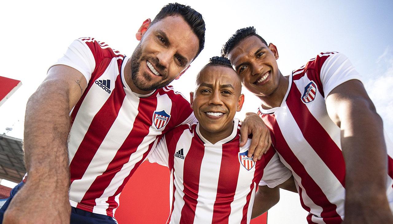 Sebastián Viera, Vladimir Hernández y Hómer Martínez con la nueva camiseta.