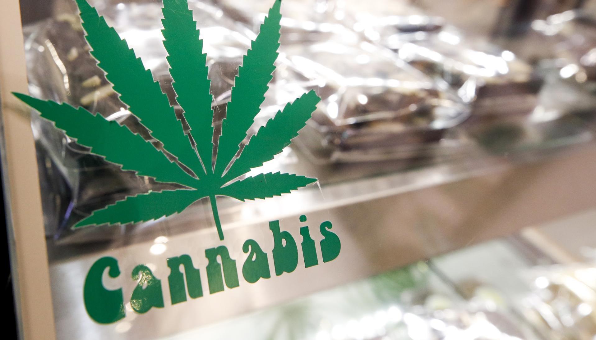 Brownies de cannabis en un mostrador, en una fotografía de archivo