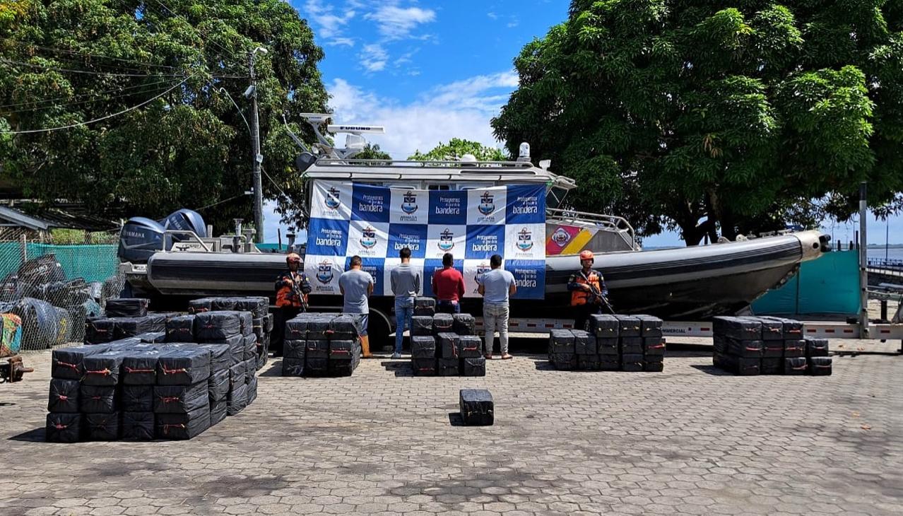 Los 4 capturados con la cocaína que transportaban en un sumergible.