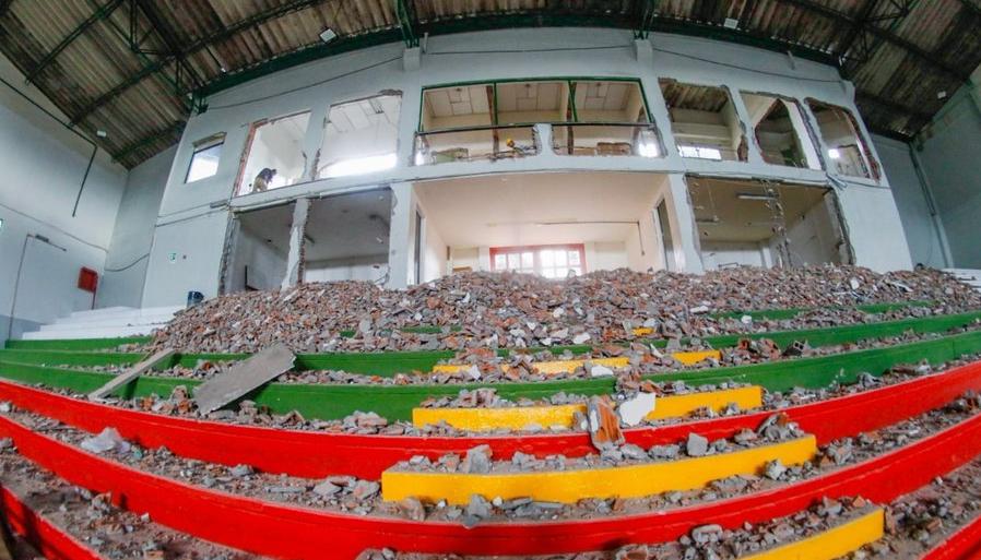  Aspecto de los trabajos en el Coliseo Menor Ramón Marín Vargas de Manizales.