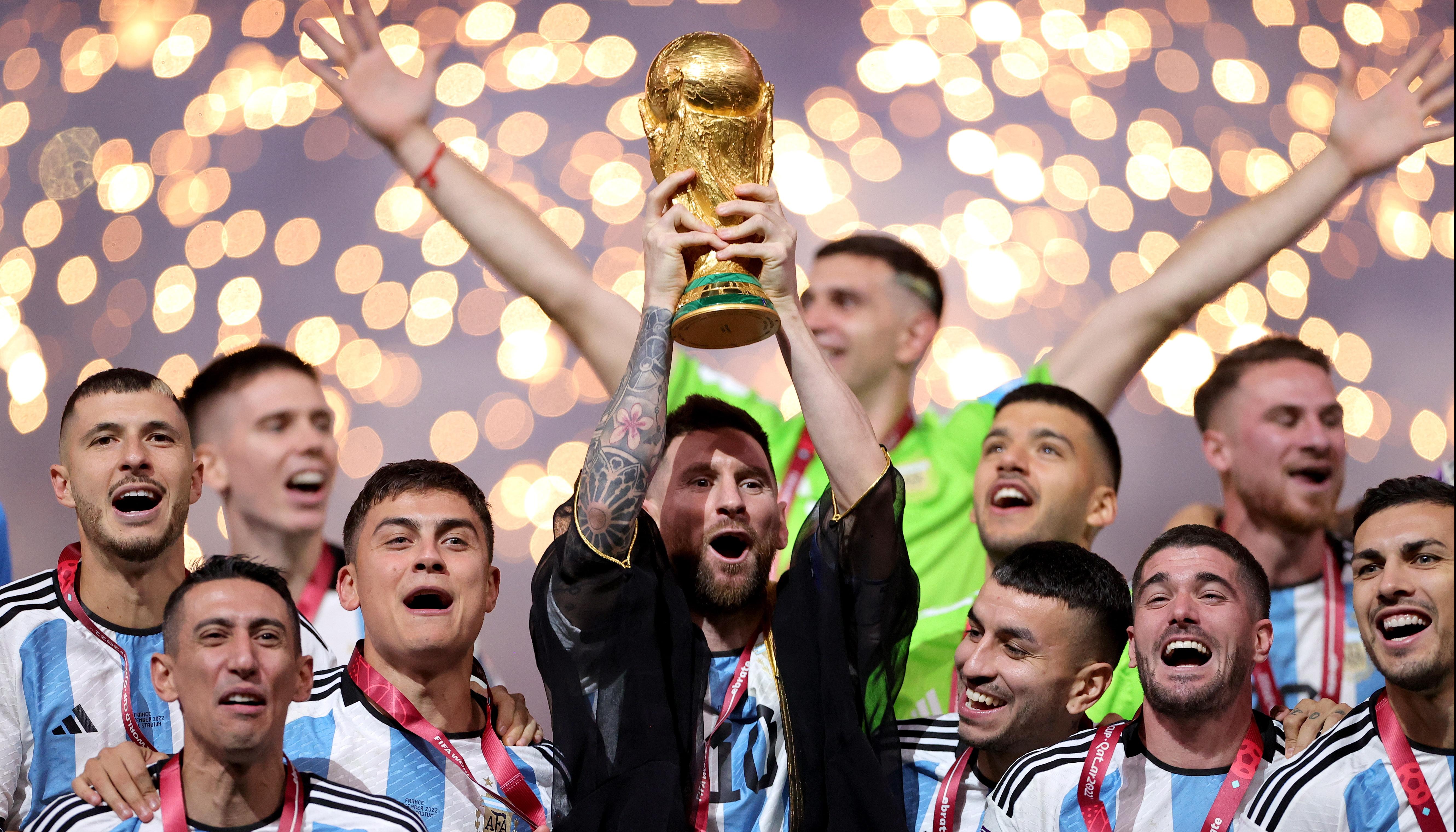 Lionel Messi leventando la Copa del Mundo en Catar.