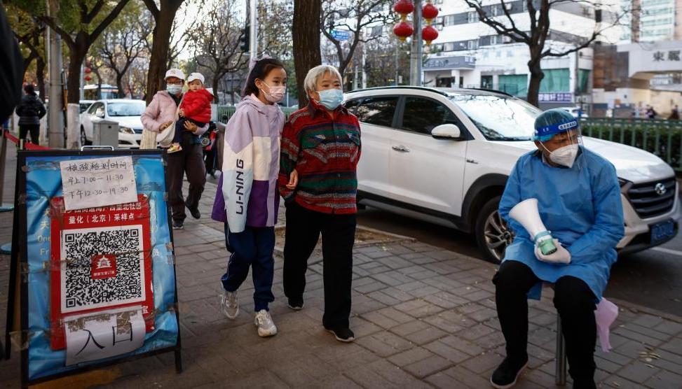 Ciudadanos hacen fila para un test de Covid en Pekín.