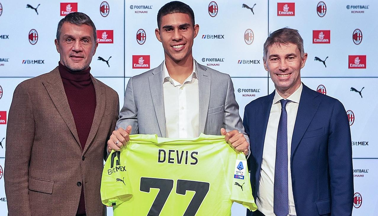 Devis Vásquez en su presentación como nuevo jugador del Milan. A su derecha, Paolo Maldini.