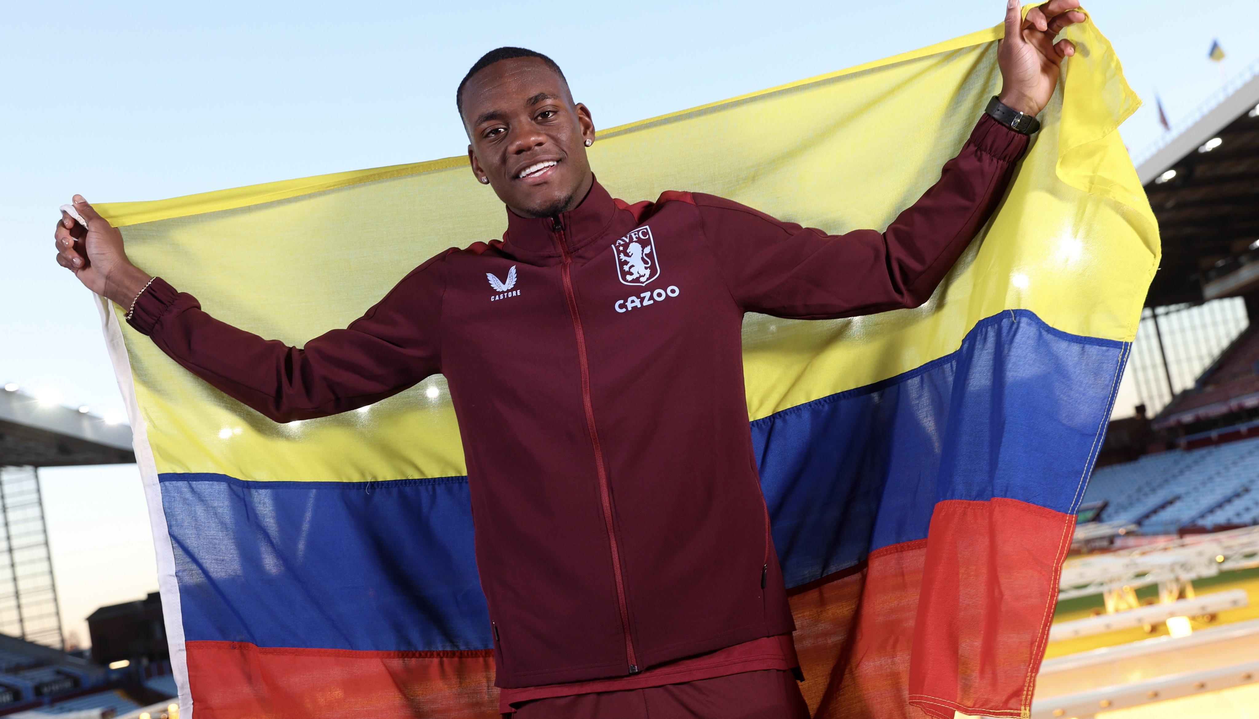 Jhon Jáder Durán posó en su presentación con la bandera de Colombia.