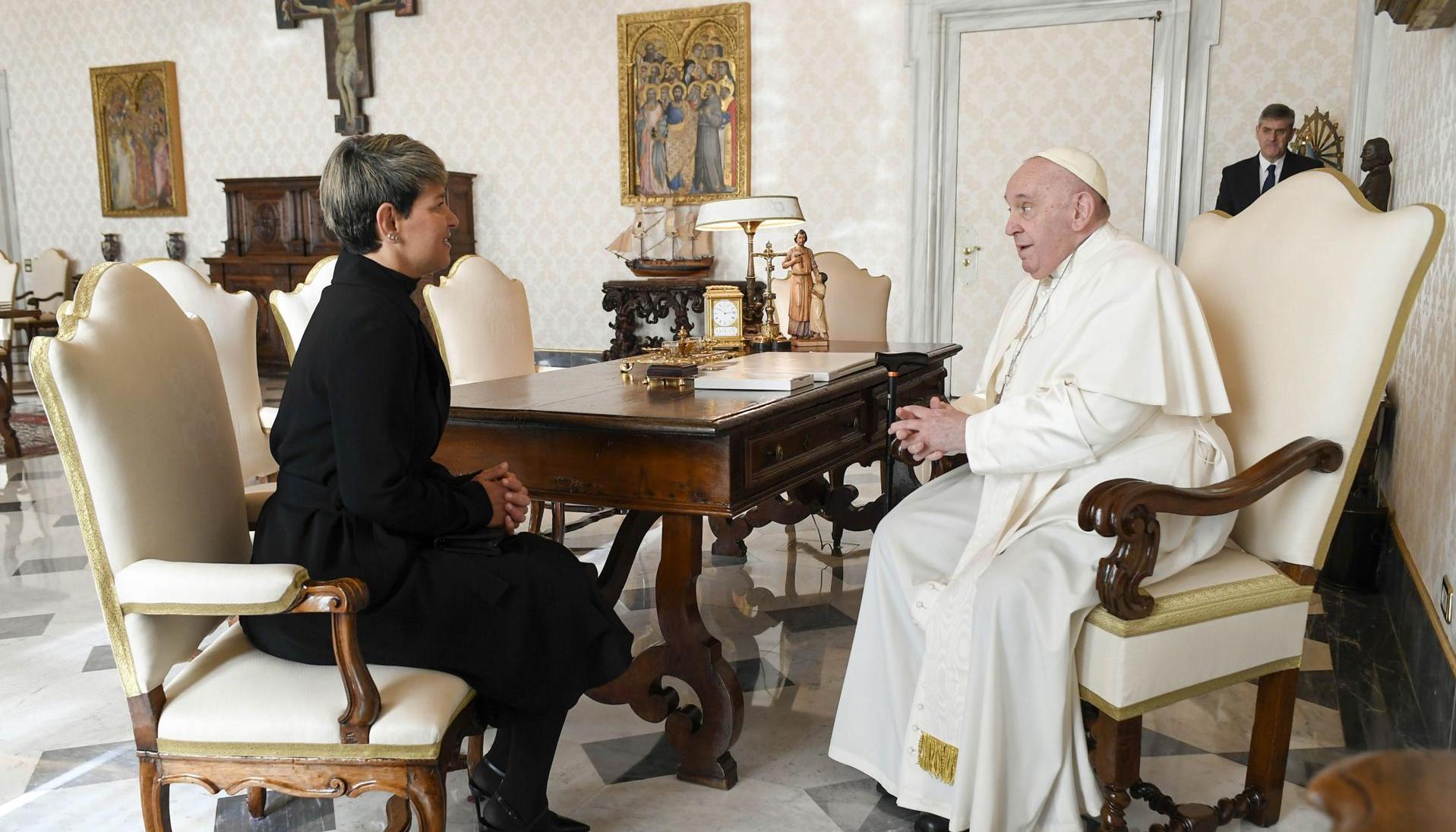 El Papa Francisco y Verónica Alcocer en la audiencia privada de este sábado.