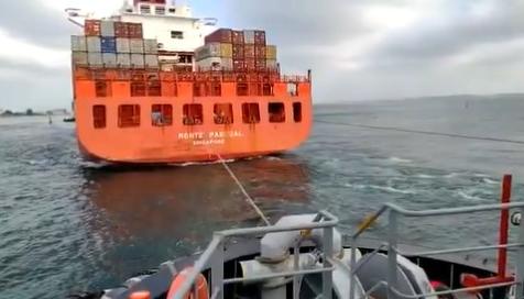 La embarcación´Monte Pascoal’ ya en flote tras ser desencallada.