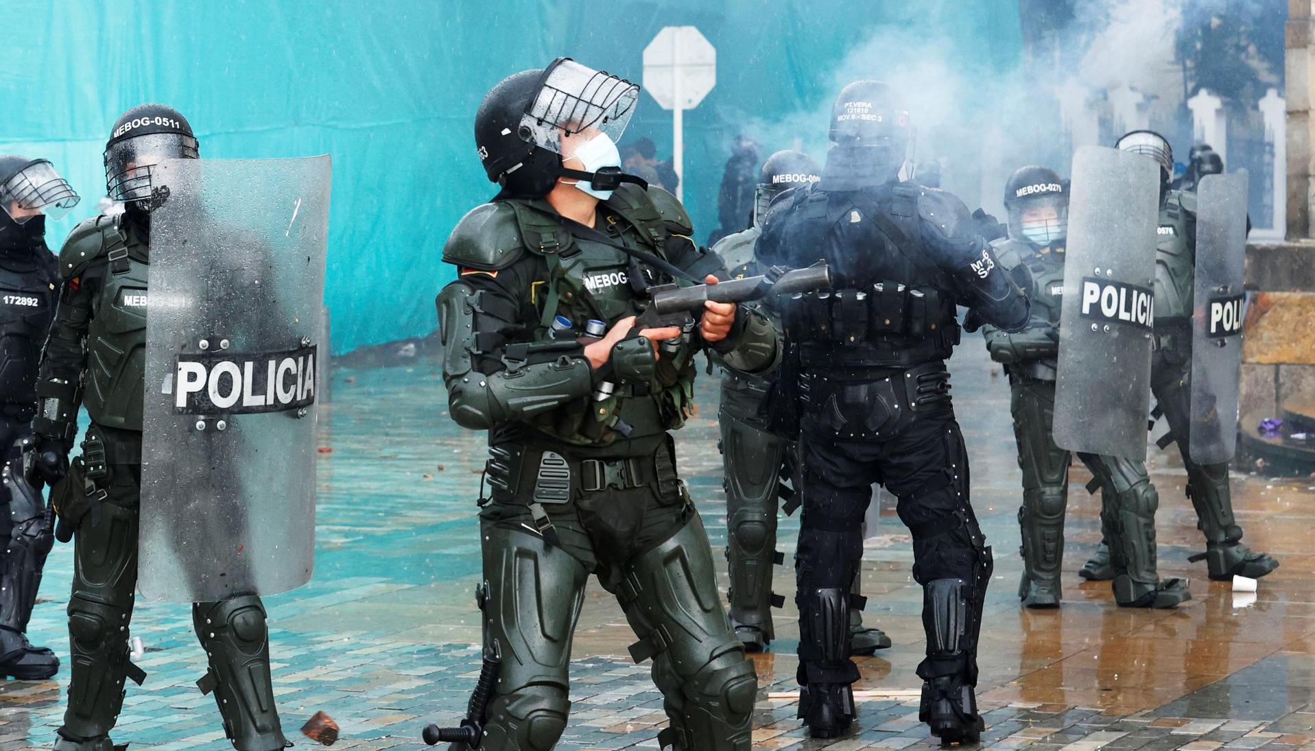 Miembros del Escuadrón Móvil Antidisturbios (Esmad) se enfrentan a manifestantes durante una jornada de protestas en Bogotá.
