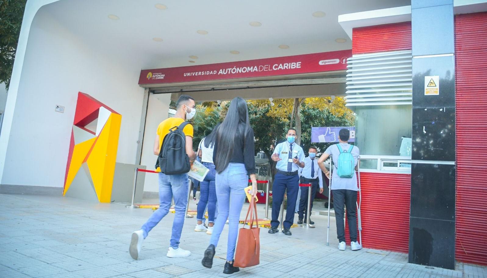 Estudiantes ingresan a la Universidad Autónoma del Caribe.