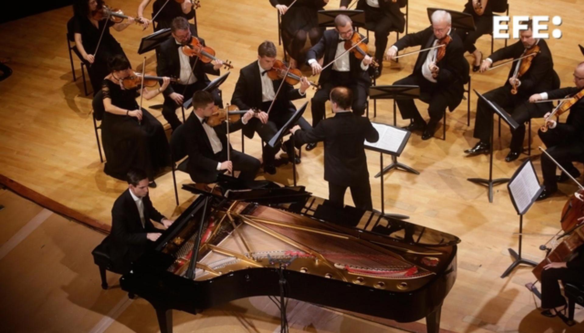 La Orquesta de Cámara de Praga, bajo la dirección del checoslovaco Zbynêk Müller, interpreta el concierto inaugural del Festival Internacional de Música de Cartagena.