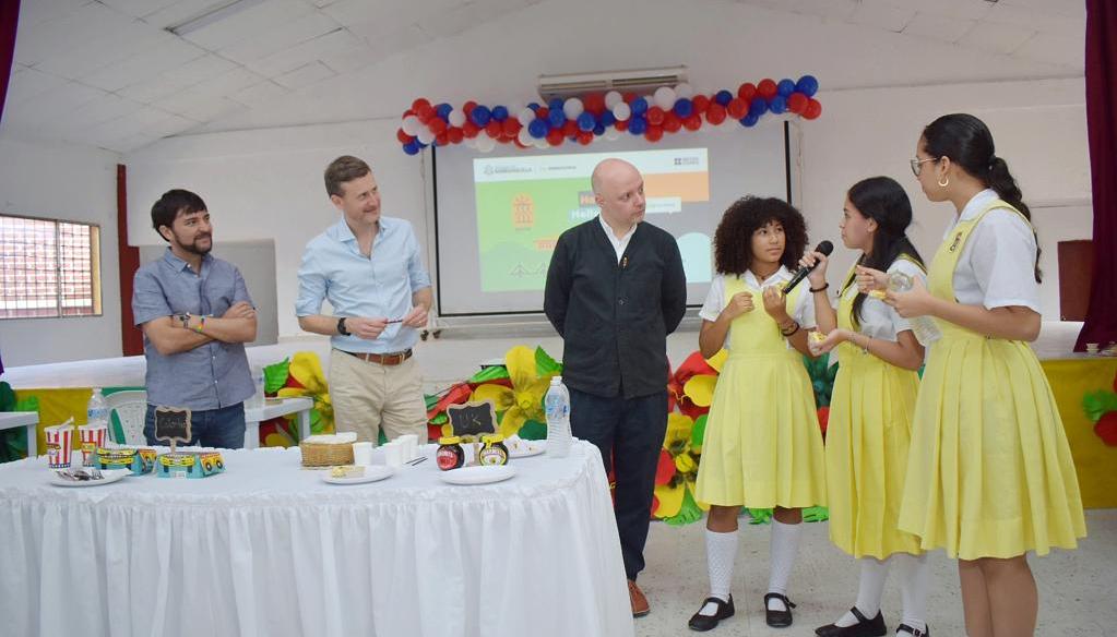 El Alcalde Jaime Pumarejo en el acto de firma con el Consejo Británico.