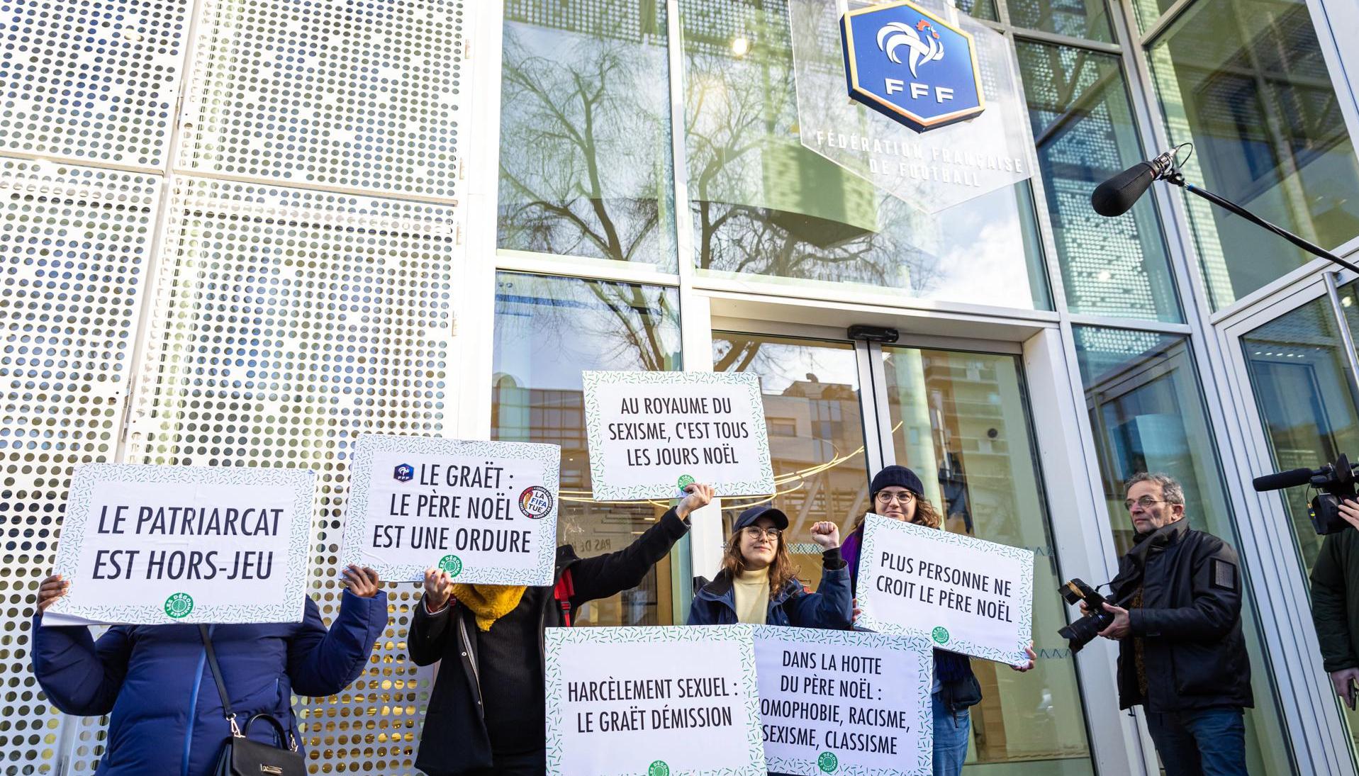 Protestas en la sede de la FFF contra su presidente Noël Le Graët.