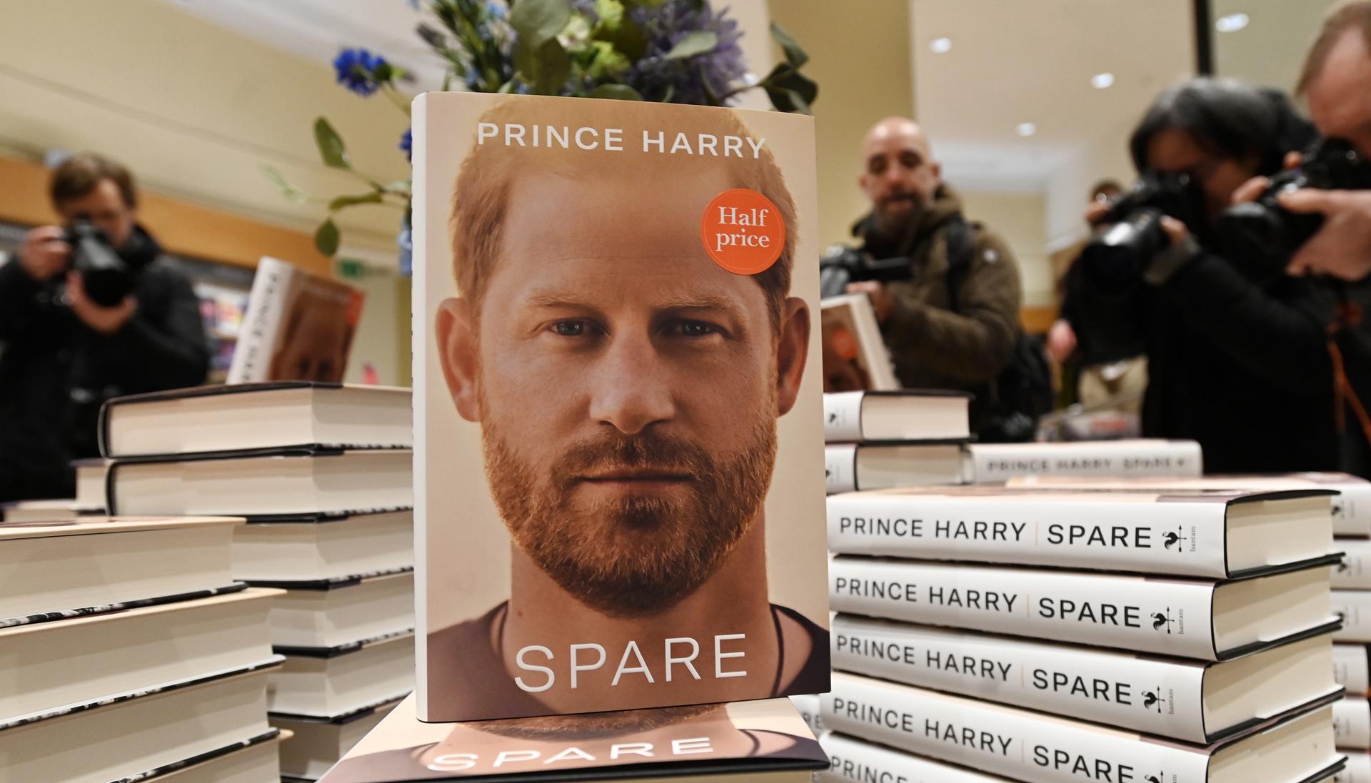 La biografía del príncipe Enrique relata su tormentosa relación con la familia real británica.