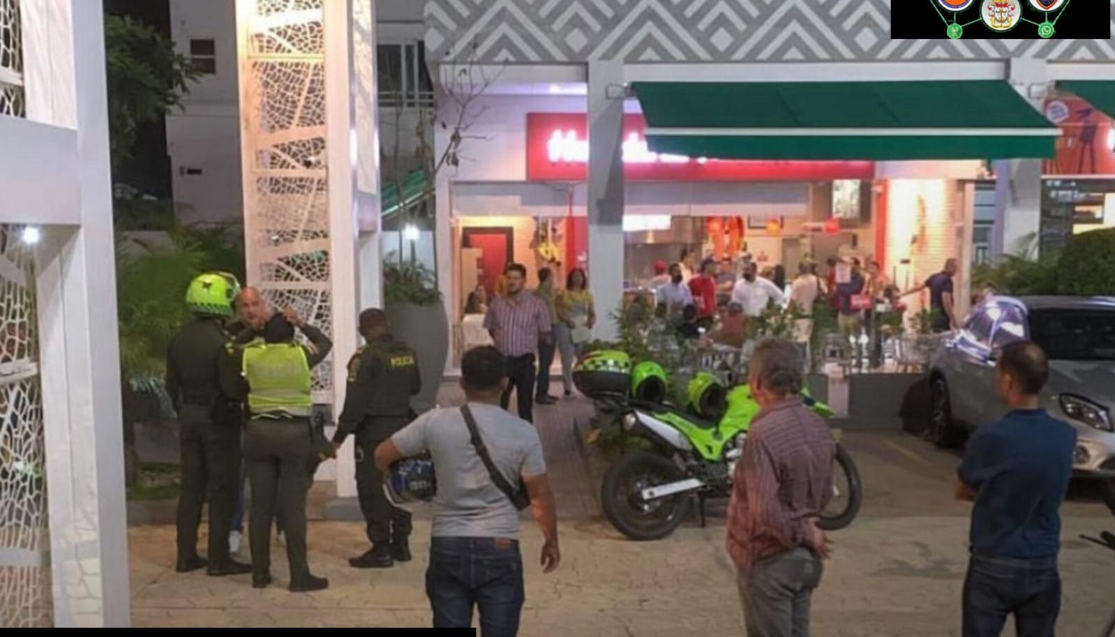 Clientes y curiosos después del atraco en la Heladeria Americana