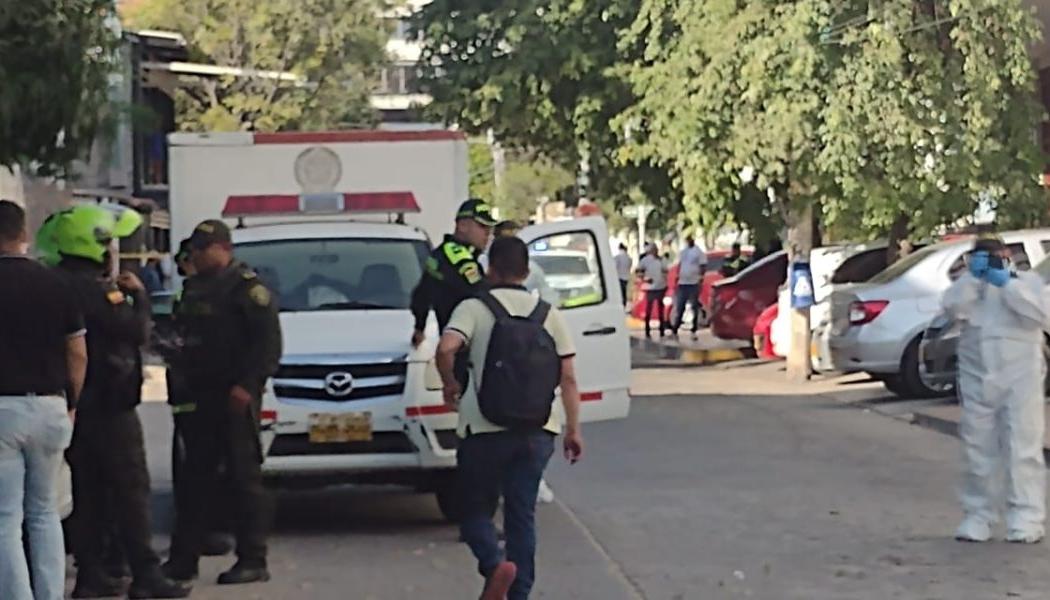 La unidad de criminalística en el sitio de los hechos.