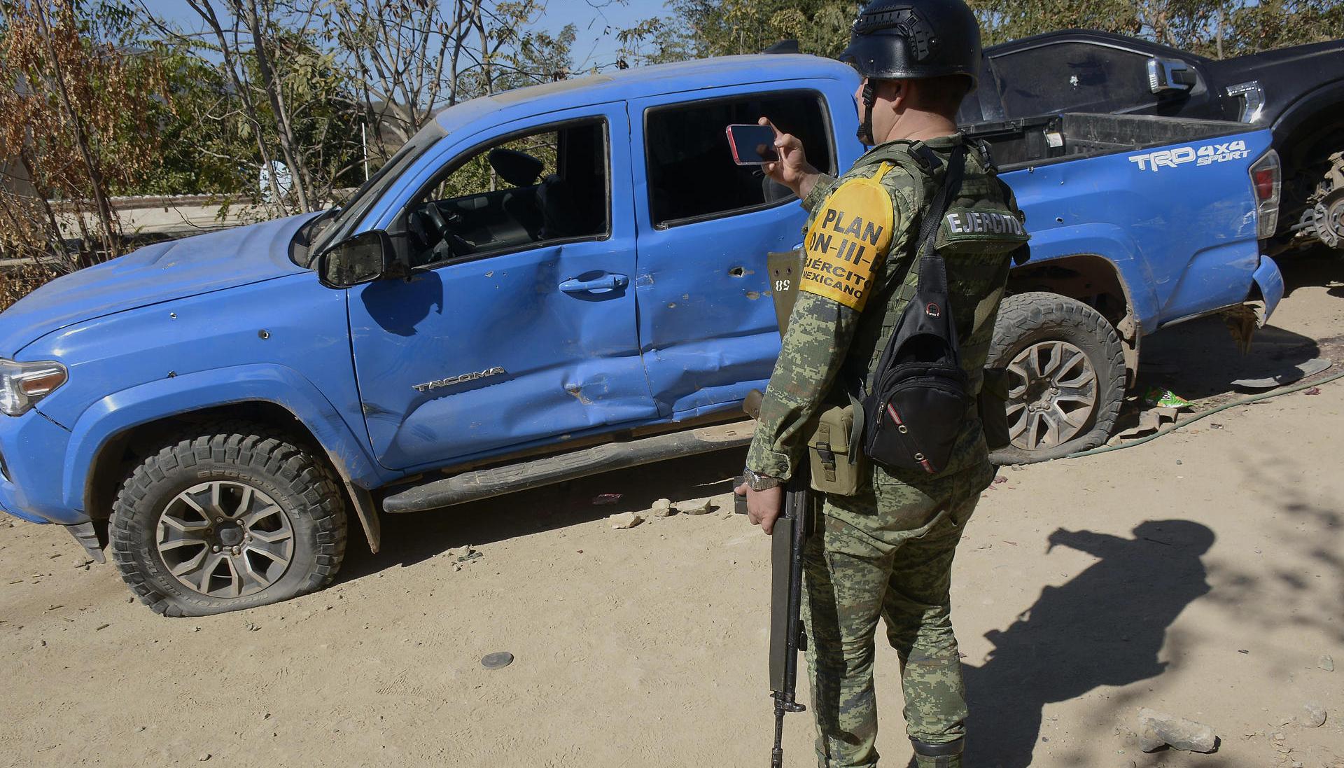 Integrantes del Ejercito Mexicano reguardan la zona donde fue capturado Ovidio Guzmán, hijo del 'Chapo', en Culiacán, Sinaloa.