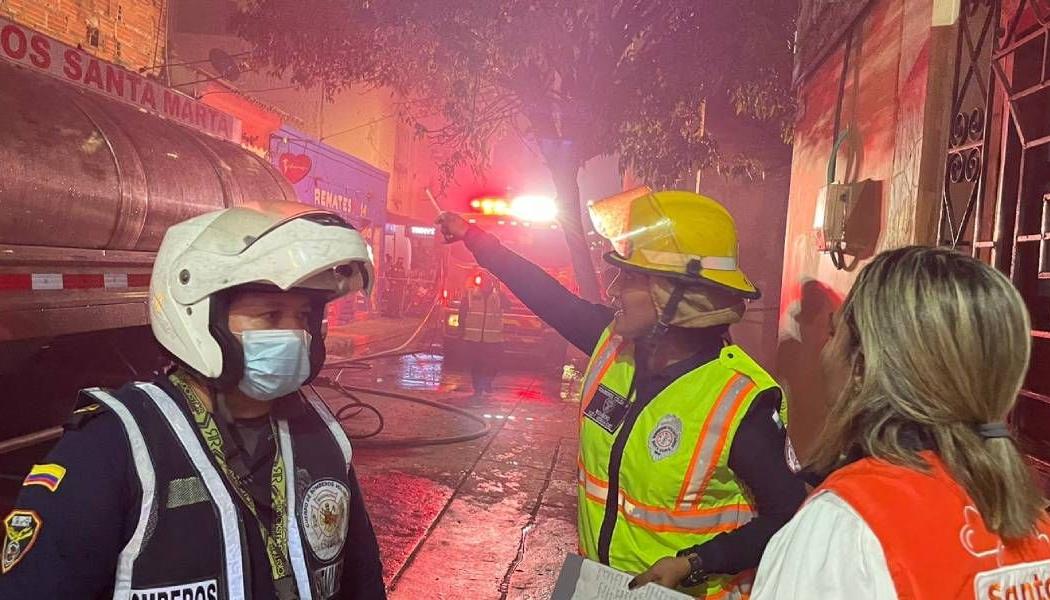 Bomberos en el momento de la emergencia.
