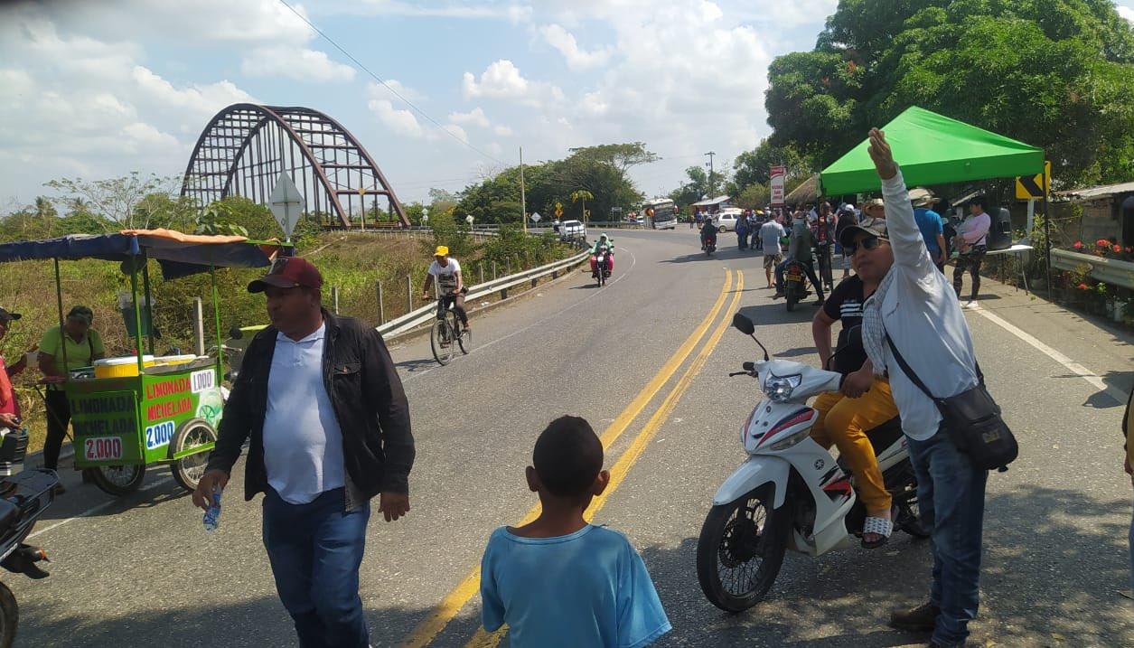 El bloqueo del puente San Jorge sobre la Troncal de Occidente en el municipio de La Apartada.