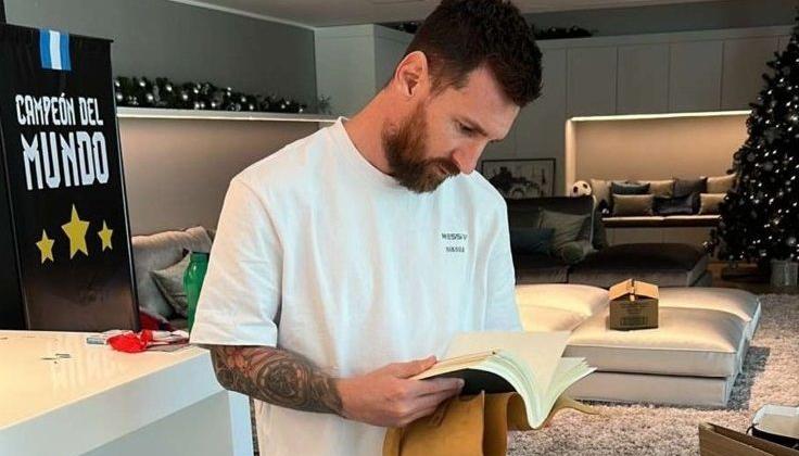 La familia de Messi compartió fotos del futbolista con el libro.