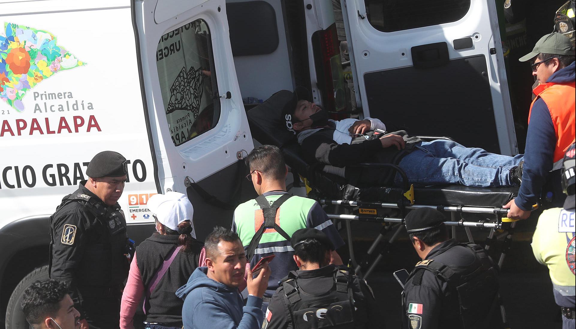 Miembros de los servicios de emergencia trasladan a un herido.