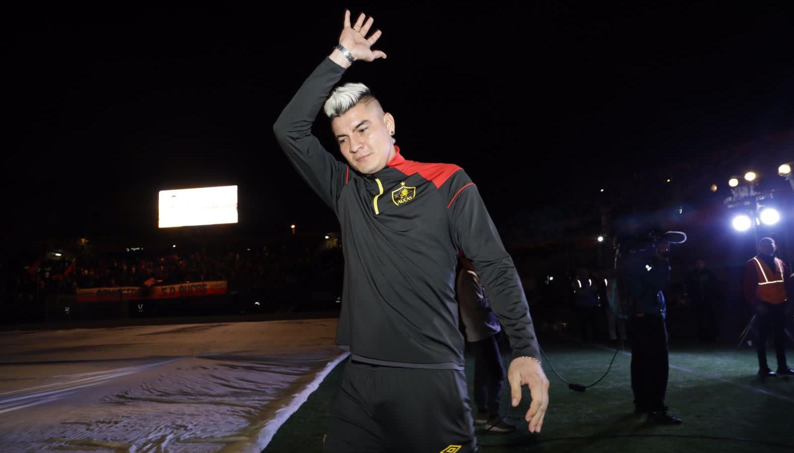 Michael Rangel cuando llegaba a la presentación oficial del club Aucas 2023.
