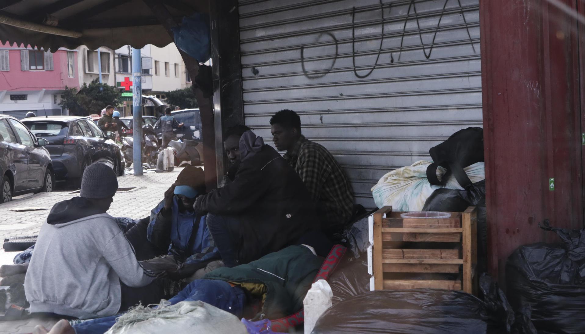 Así malviven los migrantes en una calle de Marruecos.