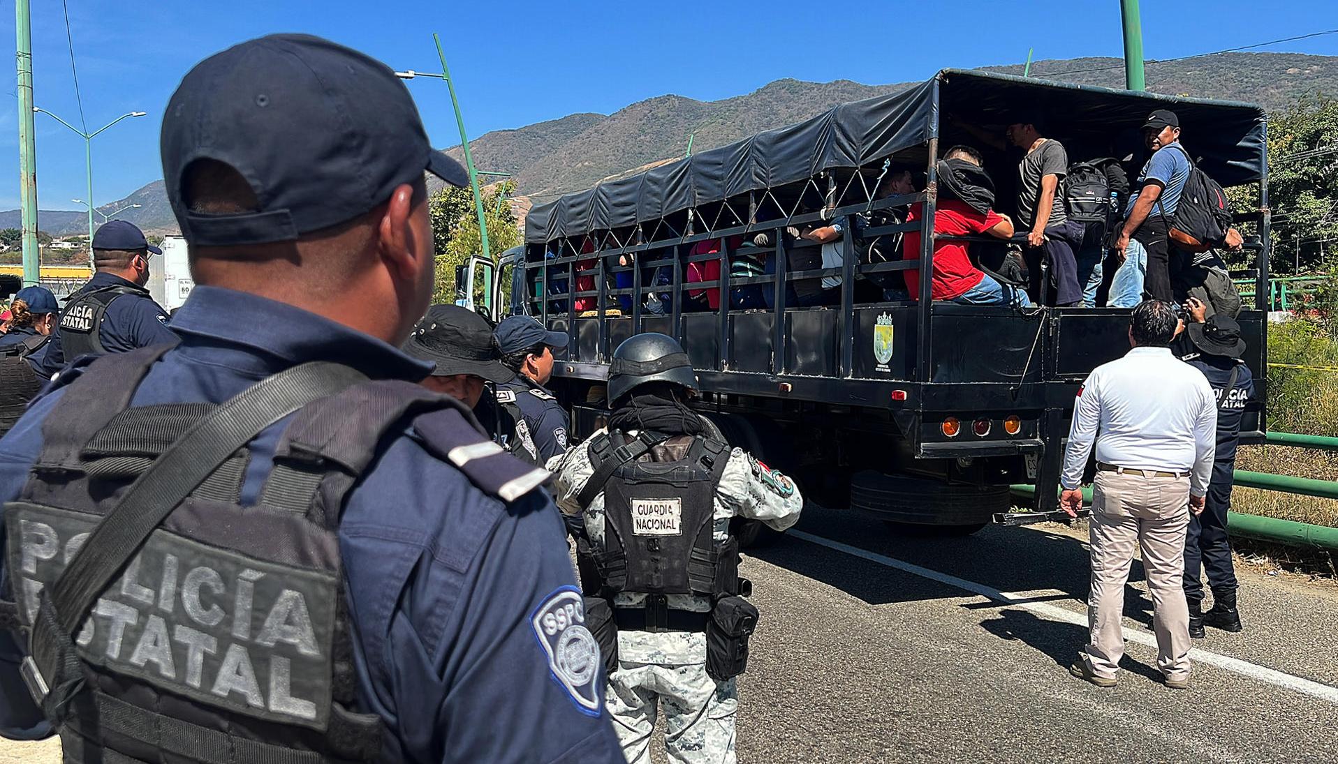 La Policía Estatal y la Guardia Nacional rescatan a decenas de migrantes que viajaban en un trailer este viernes en el municipio Chiapa de Corzo, México.