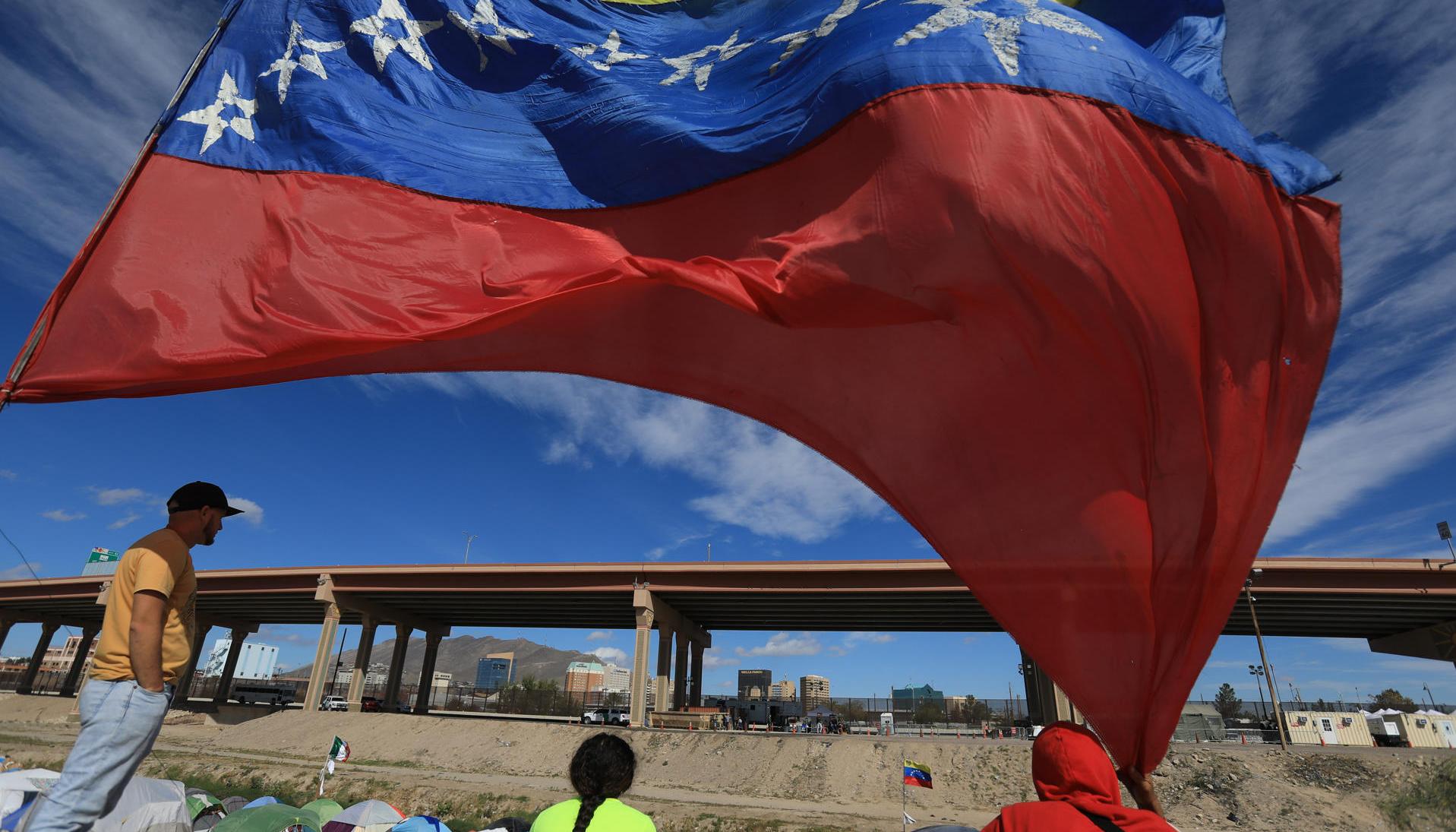 Migrantes de origen venezolano permanecen en casas de campaña a orillas del Río Bravo, en Ciudad Juárez, México.