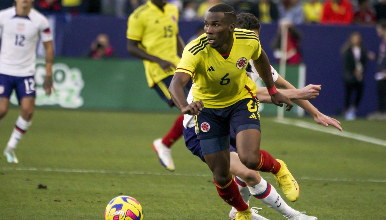 Juan David Mosquera domina la pelota en el juego contra Estados Unidos.