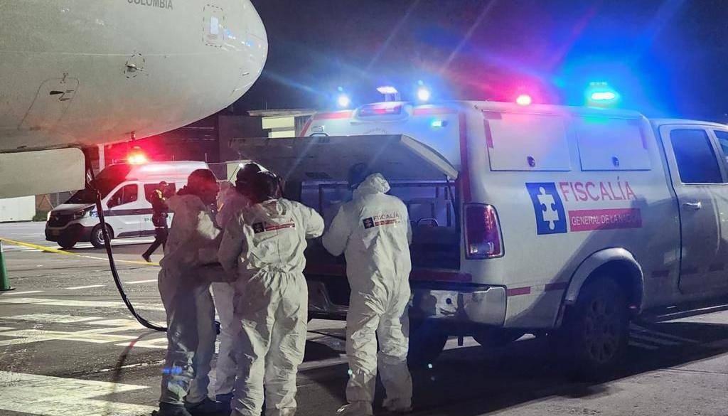 Personal del CTI en el levantamiento de los dos cuerpos en el tren de aterrizaje del avión de Avianca.