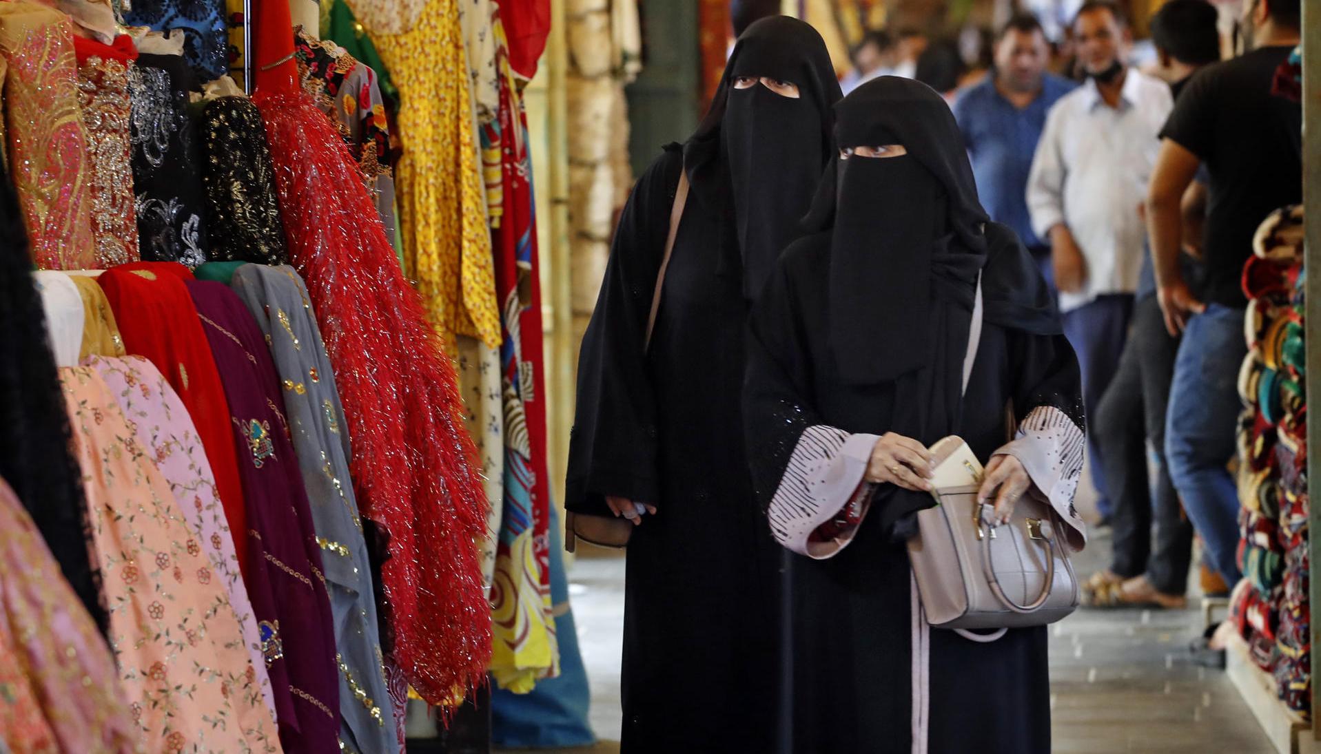 Dos mujeres en un restaurante de Souq Waqif, en Doha.