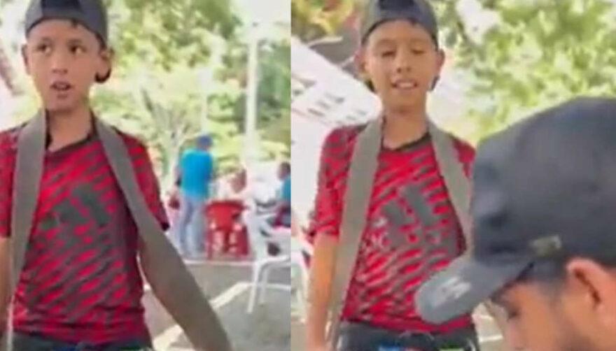 El supuesto niño vendedor de dulces con otro actor que participa en el video que se hizo viral.