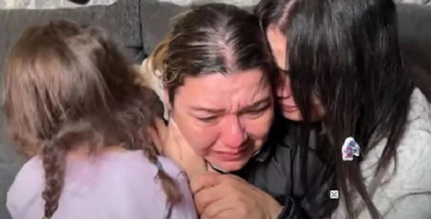 Gloria Camargo, madre de Paula Durán, se abraza con sus nietas a su llegada a California.