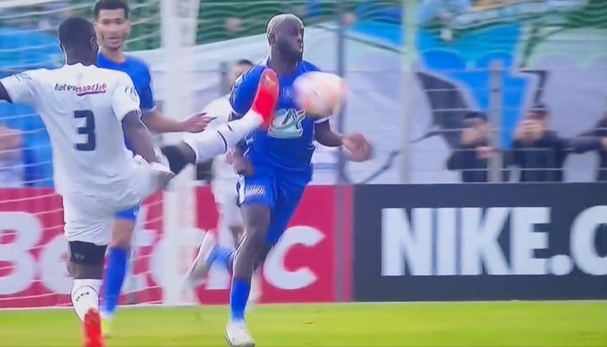 Almike Moussa N’Diaye cuando recibía la patada del jugador Eric Bailly.
