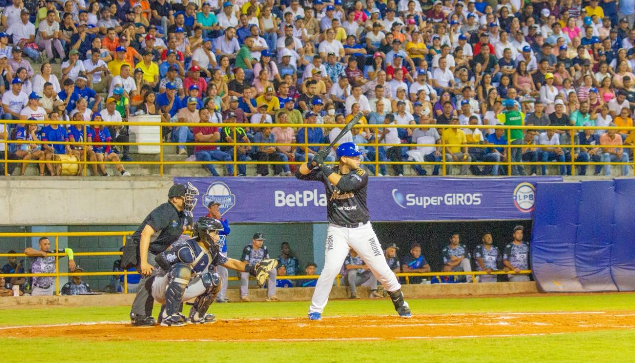 Caimanes, Vaqueros y mascotas esta tarde en el estadio.