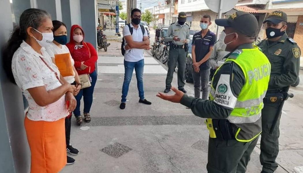 Policías del Magdalena conversan con varios habitantes de los municipios en los que circuló el audio.