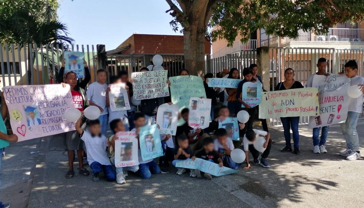 Niños, niñas y padres del menor Eder García González llevaron globos blancos y carteleras.