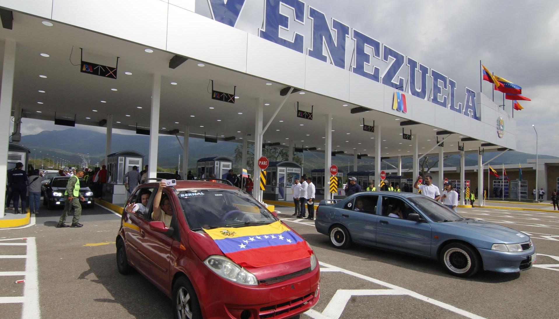 Vehículos recorren este lunes el puente binacional Atanasio Girardot, que une a las poblaciones de Cúcuta, Colombia, y Tienditas, Venezuela.