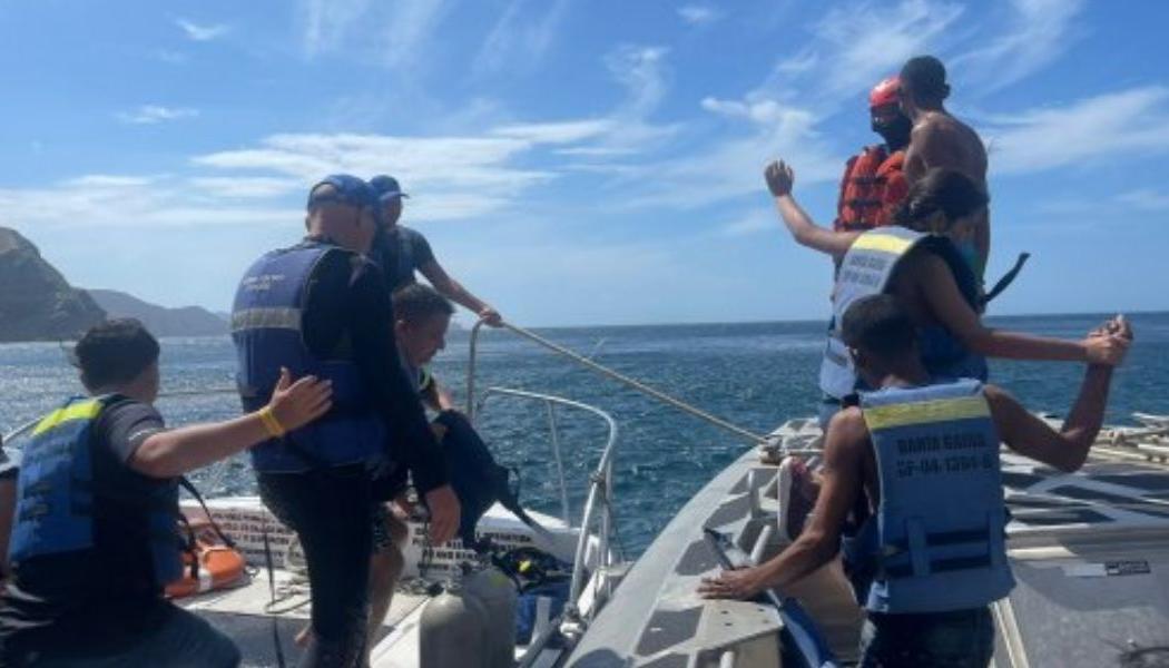 Hombres de la Armada en pleno rescate de los pasajeros en el sector de Isla Agua.